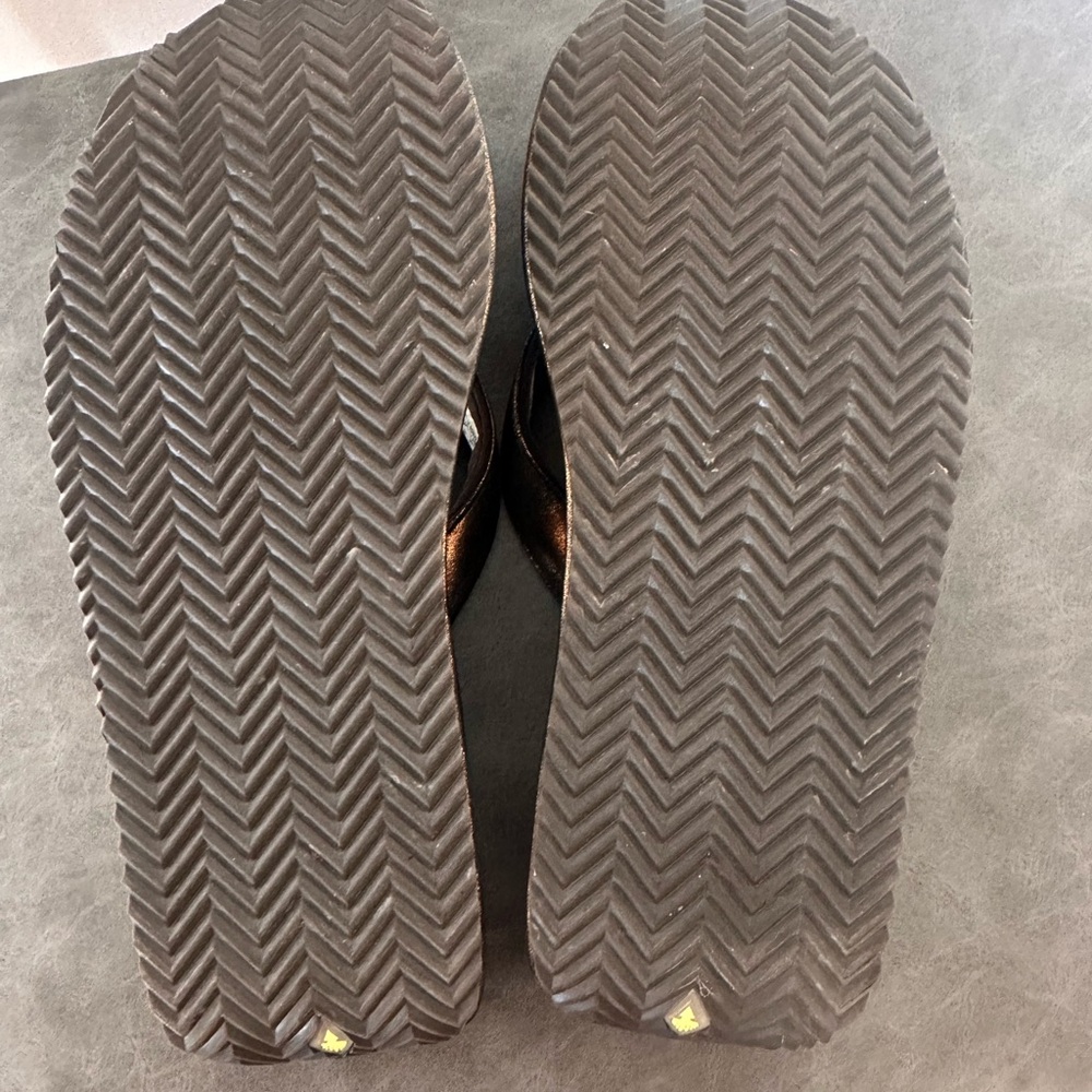 Volatile 10 women’s Bronze Brown Flip Flops - Picture 3 of 4